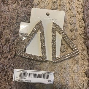 🦋2/$22 NWT Large gold diamond triangular fashion earrings
